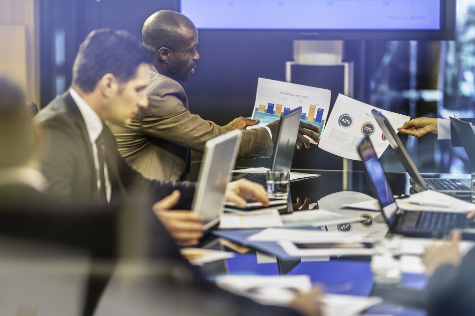 Sector-Based Hedge Fund Bets: How Top Funds Are Shifting in 2025